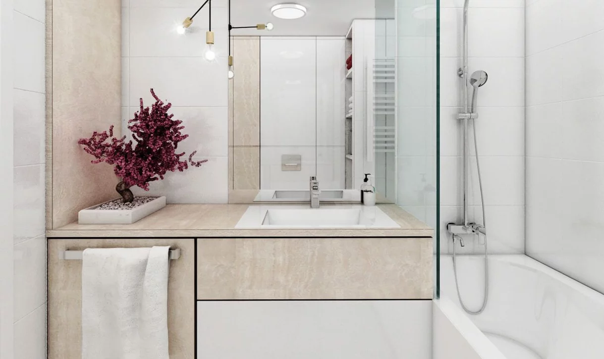 Minimalistyczna łazienka z beżowymi płytkami marmurowymi i dużymi białymi płytkami na ścianach.