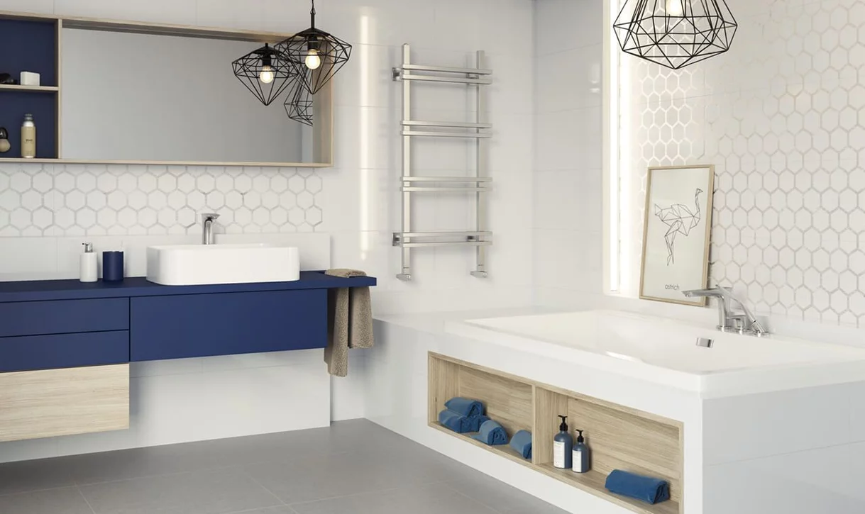 Nowoczesna łazienka z błyszczącymi białymi prostokątnymi i heksagonalnymi mozaikowymi płytkami.