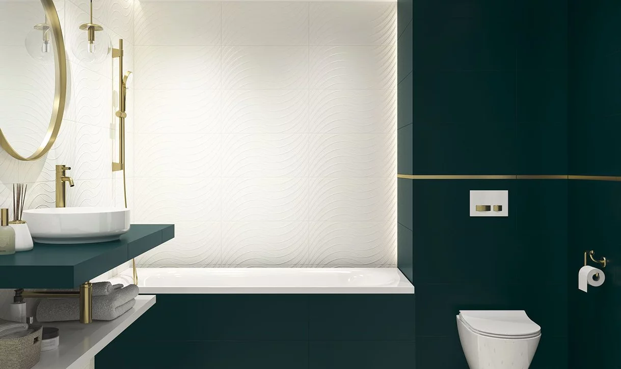 Nowoczesna łazienka z białymi płytkami o falistej fakturze i matowymi zielonymi płytkami.