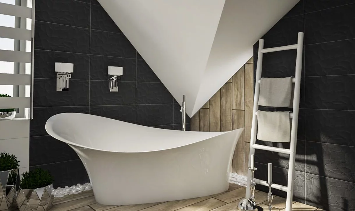 Nowoczesna łazienka z czarnymi płytkami kamieniopodobnymi na ścianach i drewnopodobną podłogą oraz białą wolnostojącą wanną.