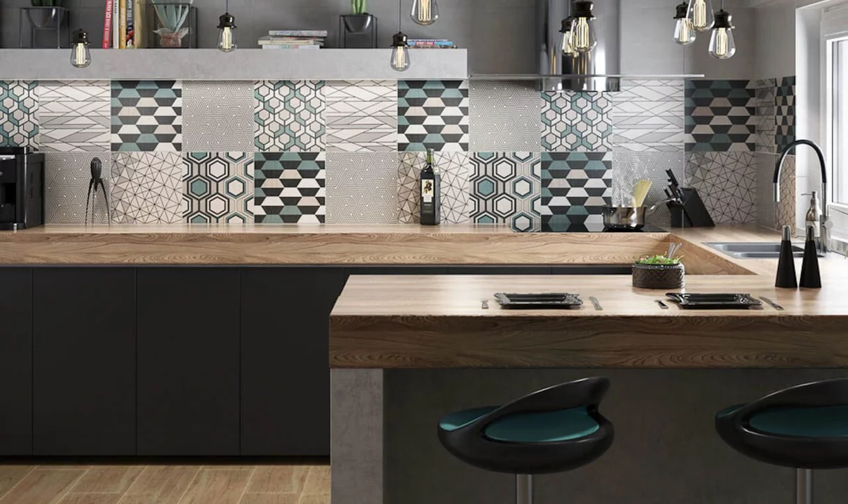 Nowoczesna kuchnia z dekoracyjnymi ceramicznymi płytkami o geometrycznych wzorach na ścianie nad blatem.
