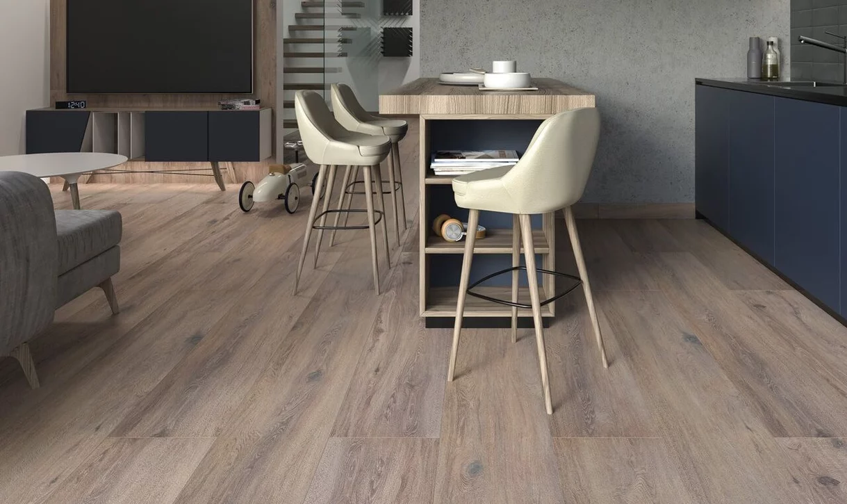 Nowoczesne wnętrze z podłogą z płytek drewnopodobnych i ścianami imitującymi beton.