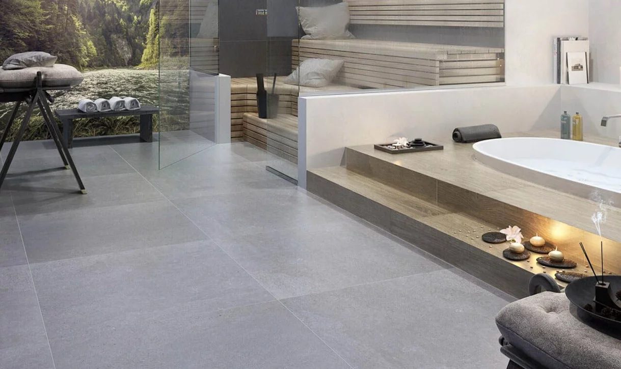 Nowoczesna łazienka w stylu spa z szarymi płytkami imitującymi beton i drewnopodobnymi przy wannie.