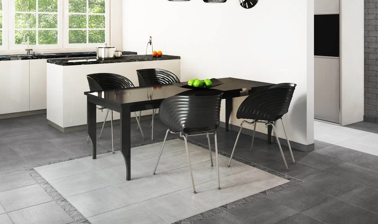 Nowoczesna kuchnia i jadalnia z podłogą z płytek kamieniopodobnych i czarnymi meblami.