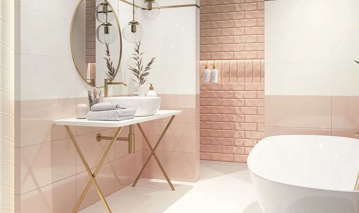 Elegancka łazienka z dużymi błyszczącymi płytkami ceramicznymi i matowymi płytkami cegiełkowymi w ciepłym różu.