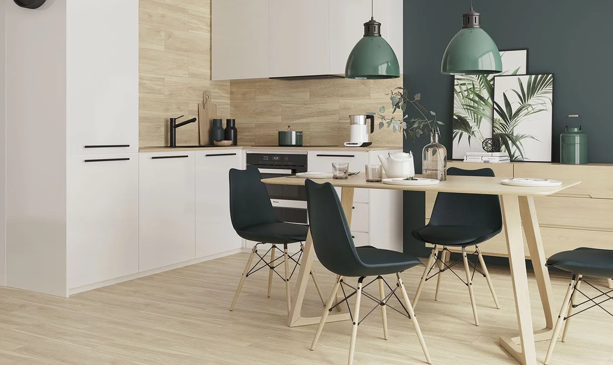 Nowoczesna kuchnia i jadalnia w stylu skandynawskim z podłogą i panelem z płytek drewnopodobnych.