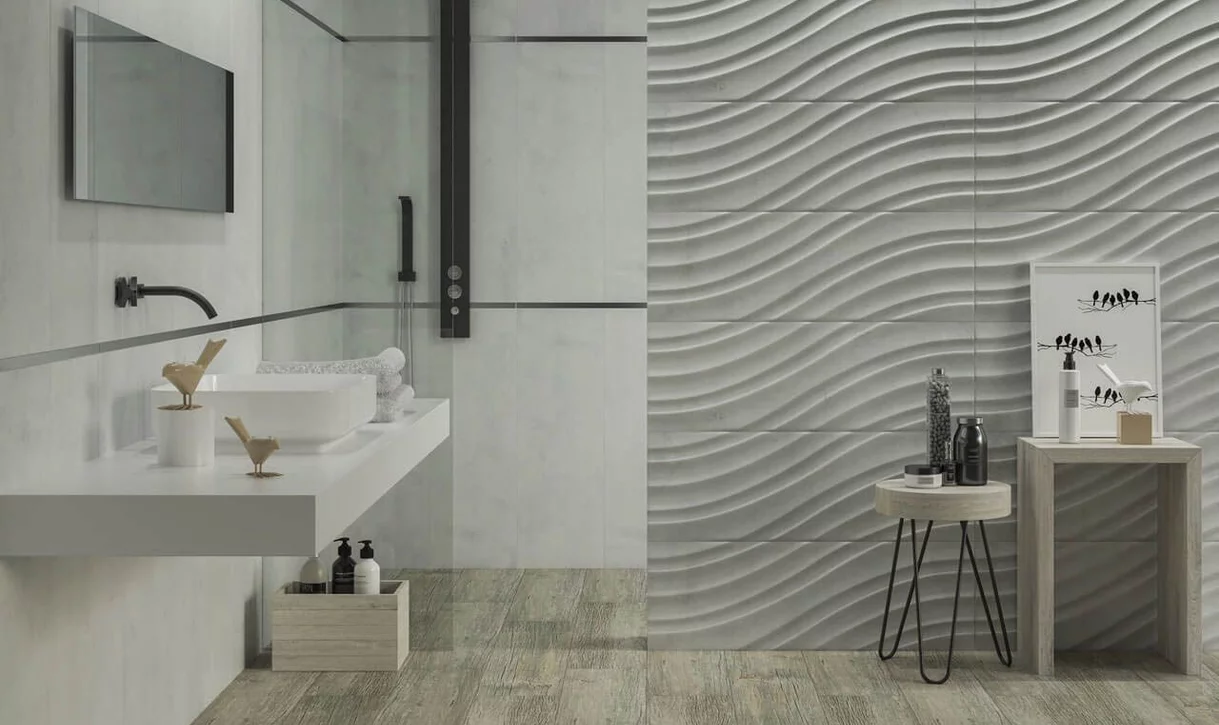 Nowoczesna łazienka z falistymi płytkami kamieniopodobnymi na ścianie i drewnopodobną podłogą.