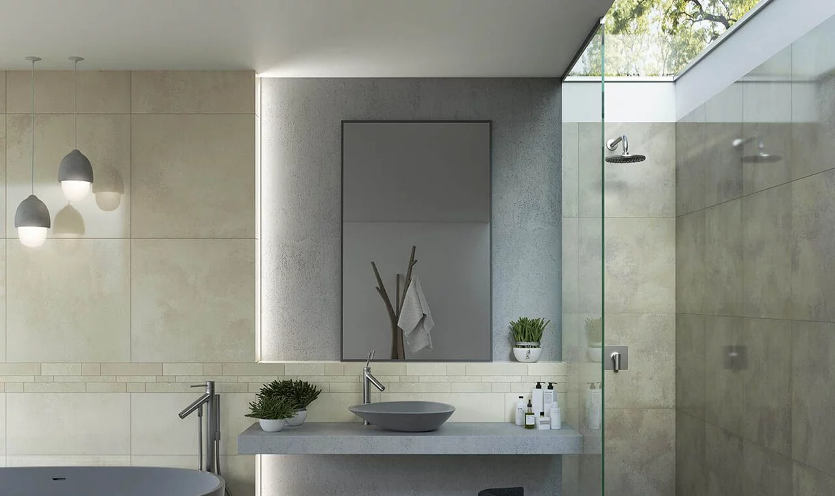 Minimalistyczna łazienka z dużymi płytkami kamieniopodobnymi na ścianach i dekoracyjną bordiurą z małych płytek.