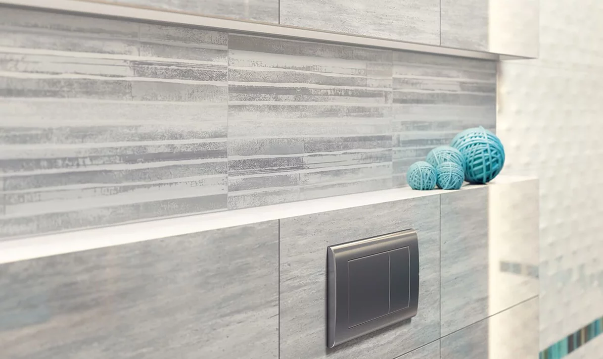 Nowoczesna łazienka z szarymi płytkami kamieniopodobnymi i niebieskimi dekoracyjnymi kulami z rattanu.