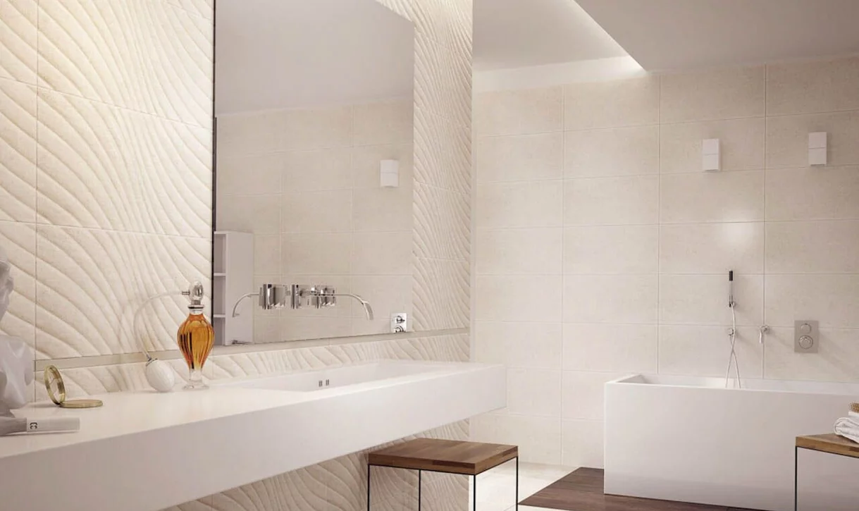 Minimalistyczna łazienka z dużymi gładkimi i falistymi płytkami ceramicznymi oraz drewnianymi akcentami.