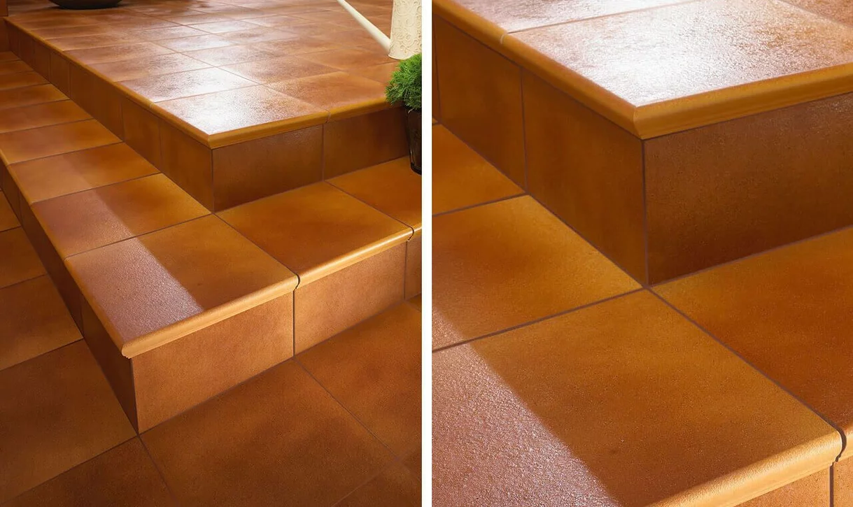 Schody wewnętrzne z terakotowymi ceramicznymi płytkami o fakturowanej powierzchni i dopasowanymi stopniami.