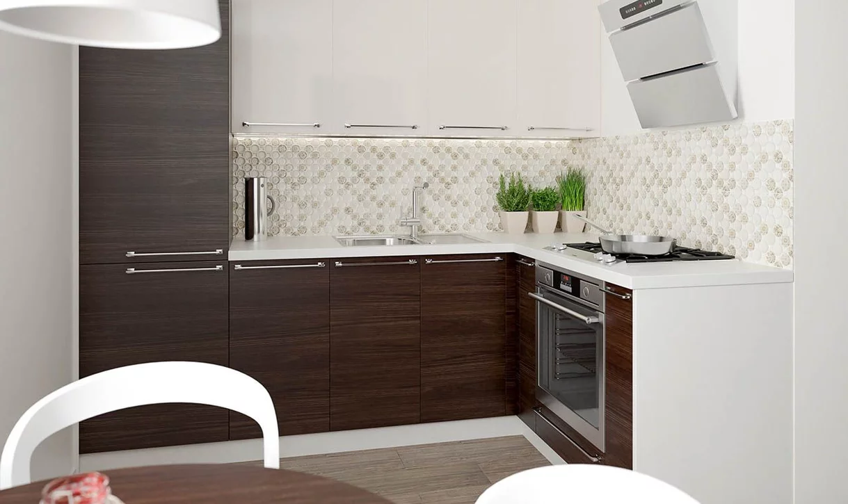 Nowoczesna kuchnia z mozaiką w beżowo-białych odcieniach na ścianie i ciemnymi płytkami drewnopodobnymi na meblach.