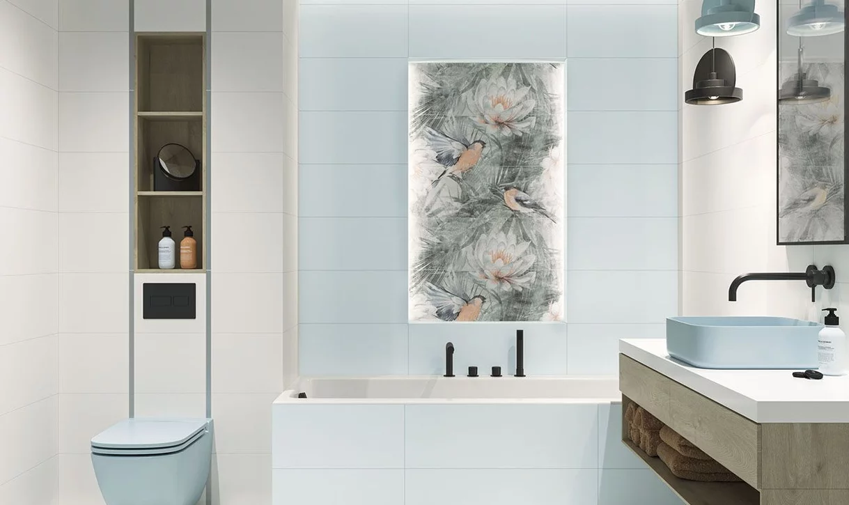 Nowoczesna łazienka z niebiesko-białymi płytkami i dekoracyjnym panelem z motywem kwiatów i ptaków.
