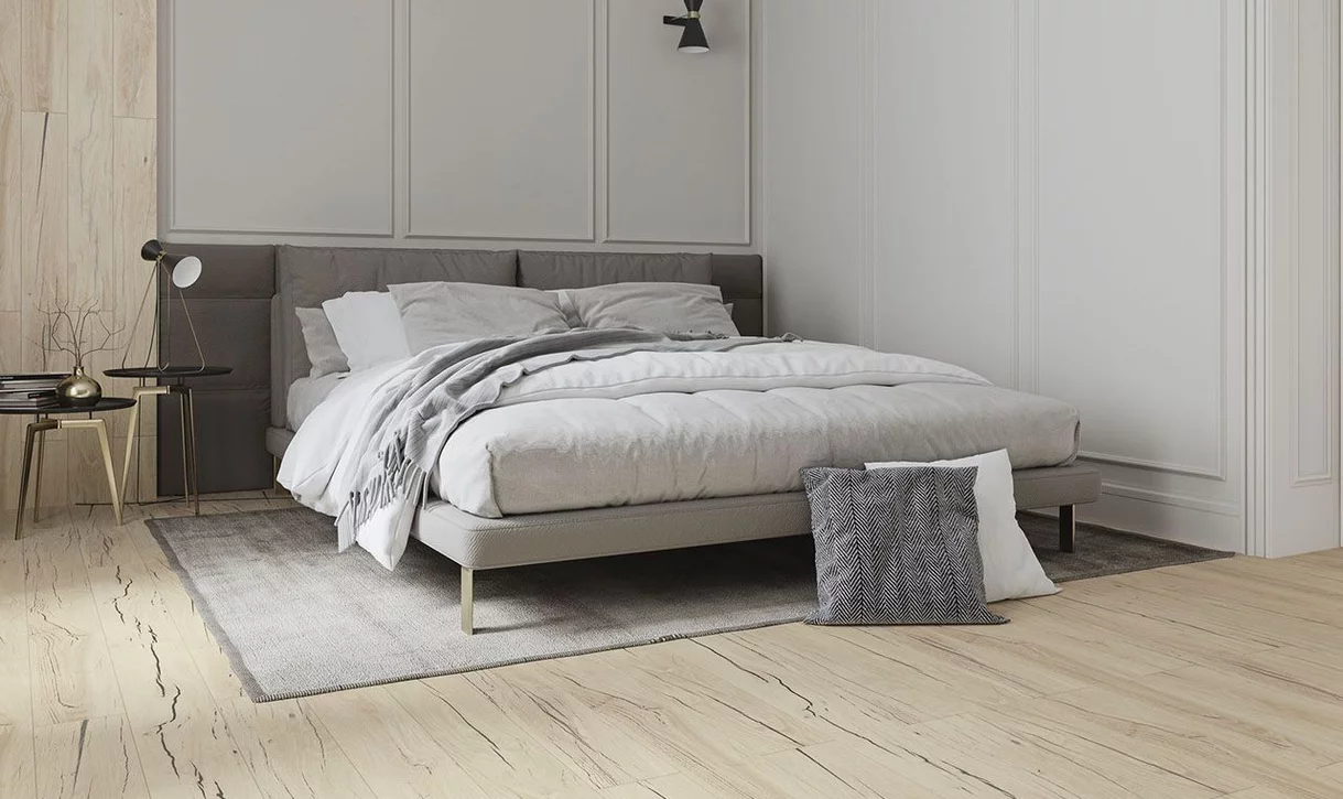 Nowoczesna sypialnia z jasnymi płytkami drewnopodobnymi na podłodze i stonowaną kolorystyką.