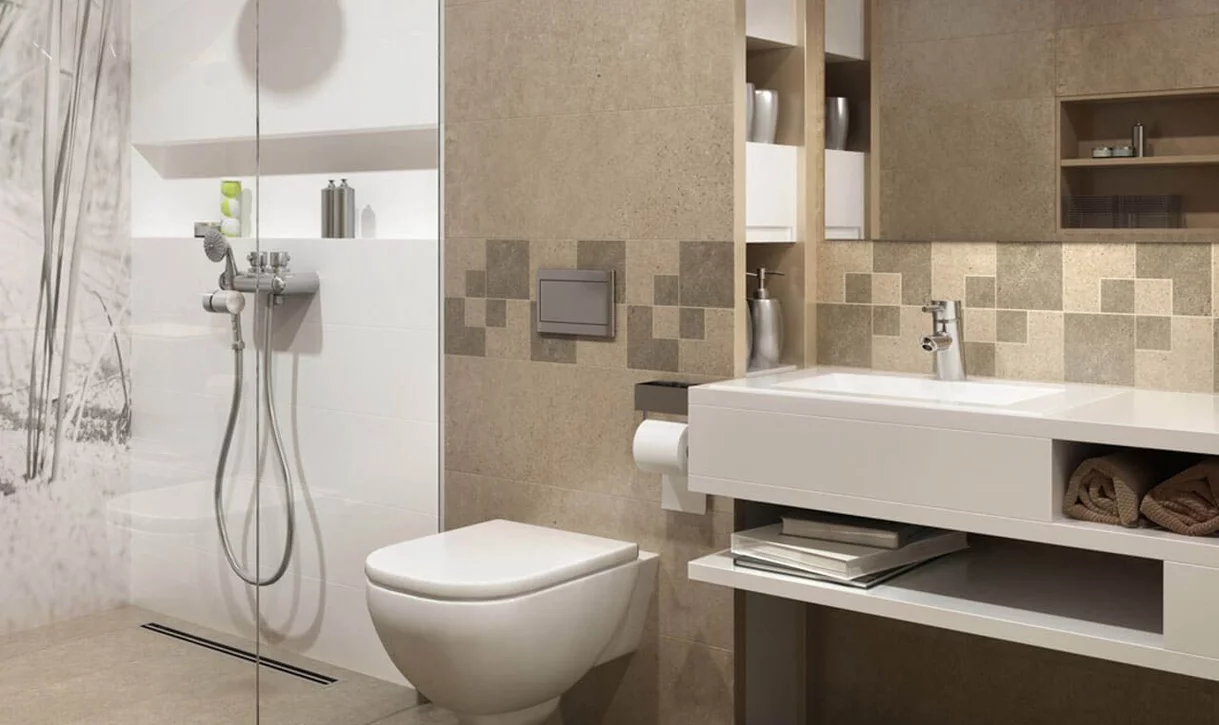 Nowoczesna łazienka z beżowymi i jasnobrązowymi płytkami kamieniopodobnymi oraz białymi armaturami.