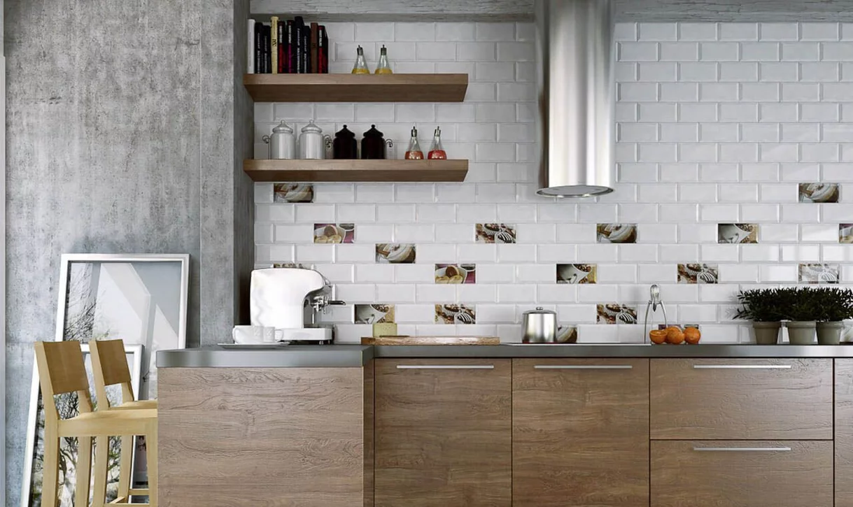 Kuchnia w stylu modern-industrial z białymi błyszczącymi płytkami metro i dekoracyjnymi płytkami z motywem jedzenia.