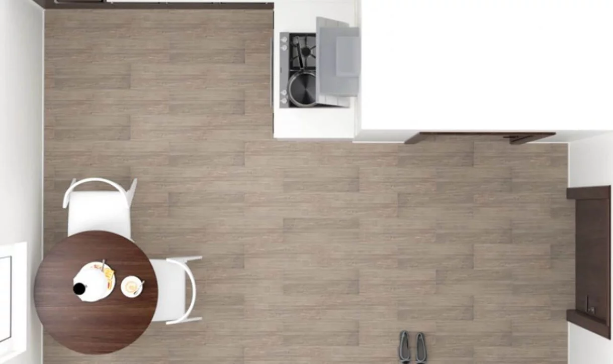 Minimalistyczna kuchnia i jadalnia z jasnobrązowymi płytkami drewnopodobnymi na podłodze i białymi ścianami.