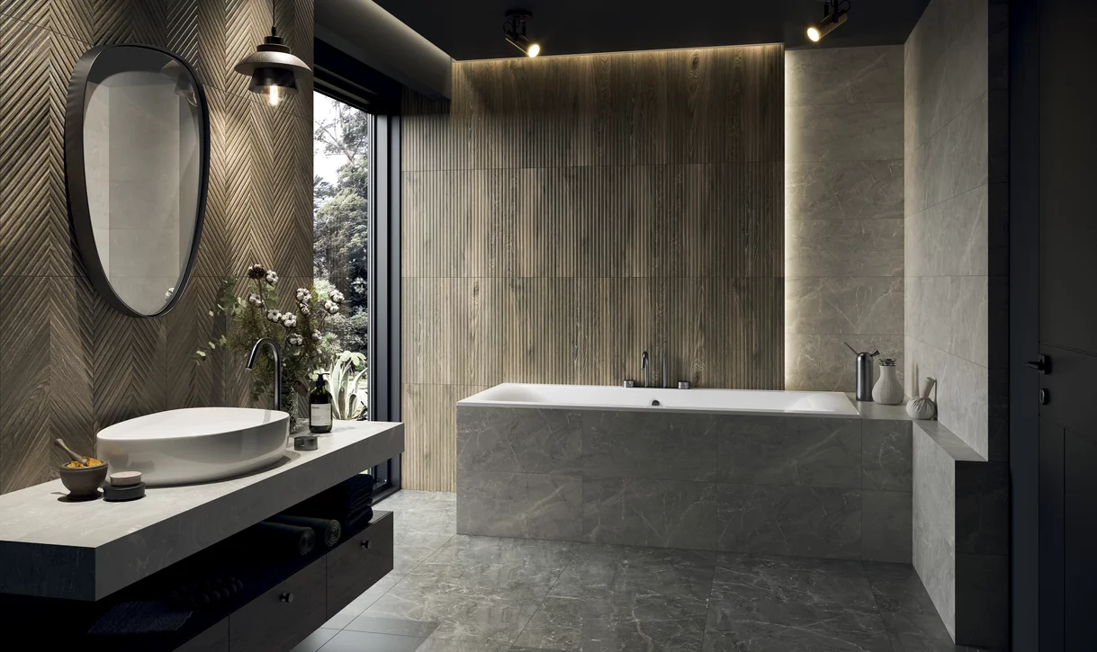 Łazienka z dużymi płytkami inspirowanymi kamieniem z kolekcji Afternoon i drewnopodobnymi płytkami na ścianie.