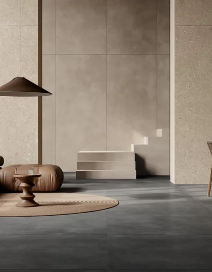 Minimalistyczne wnętrze z matowymi płytkami imitującymi beton z kolekcji Architeq i beżowymi płytkami na ścianach.