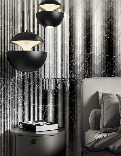 Nowoczesny kąt sypialni z czarnymi płytkami marmurowymi z kolekcji Arctic Storm i szarym łóżkiem.