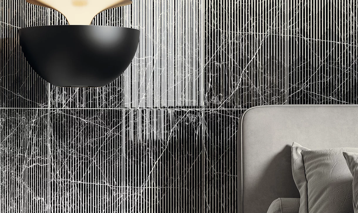 Nowoczesny kąt sypialni z czarnymi płytkami marmurowymi z kolekcji Arctic Storm i szarym łóżkiem.