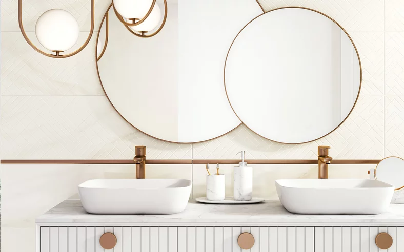 Minimalistyczna łazienka z jasnymi płytkami inspirowanymi kamieniem z kolekcji Calacatta sparkle i miedzianymi detalami.