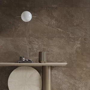 Nowoczesny hol z brązowymi płytkami Coffee Field, minimalistyczna konsola i designersa lampa.