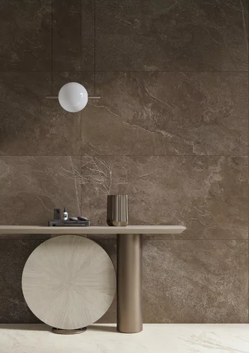 Nowoczesny hol z brązowymi płytkami Coffee Field, minimalistyczna konsola i designersa lampa.