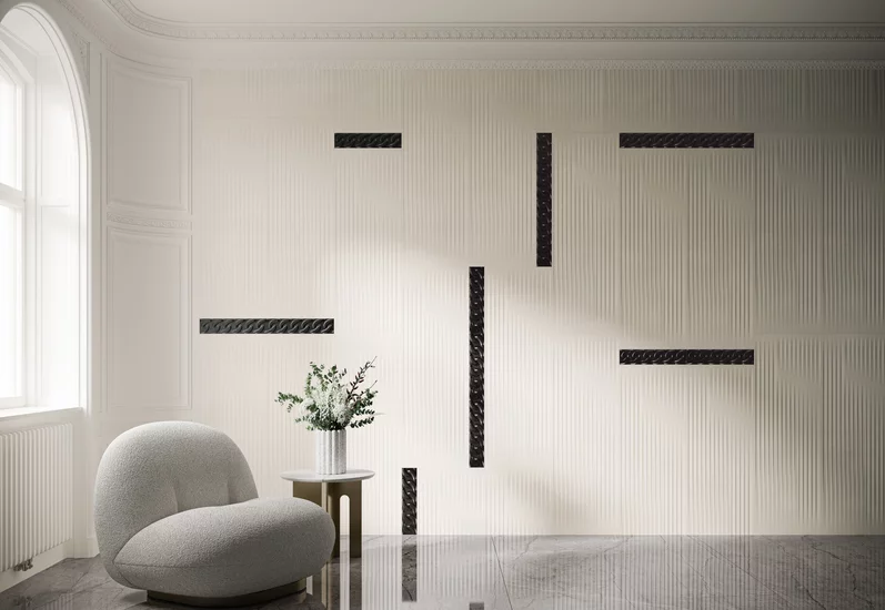 Minimalistyczne wnętrze z białymi płytkami ściennymi i czarnymi dekoracjami z kolekcji Cold Princess oraz marmurową podłogą.