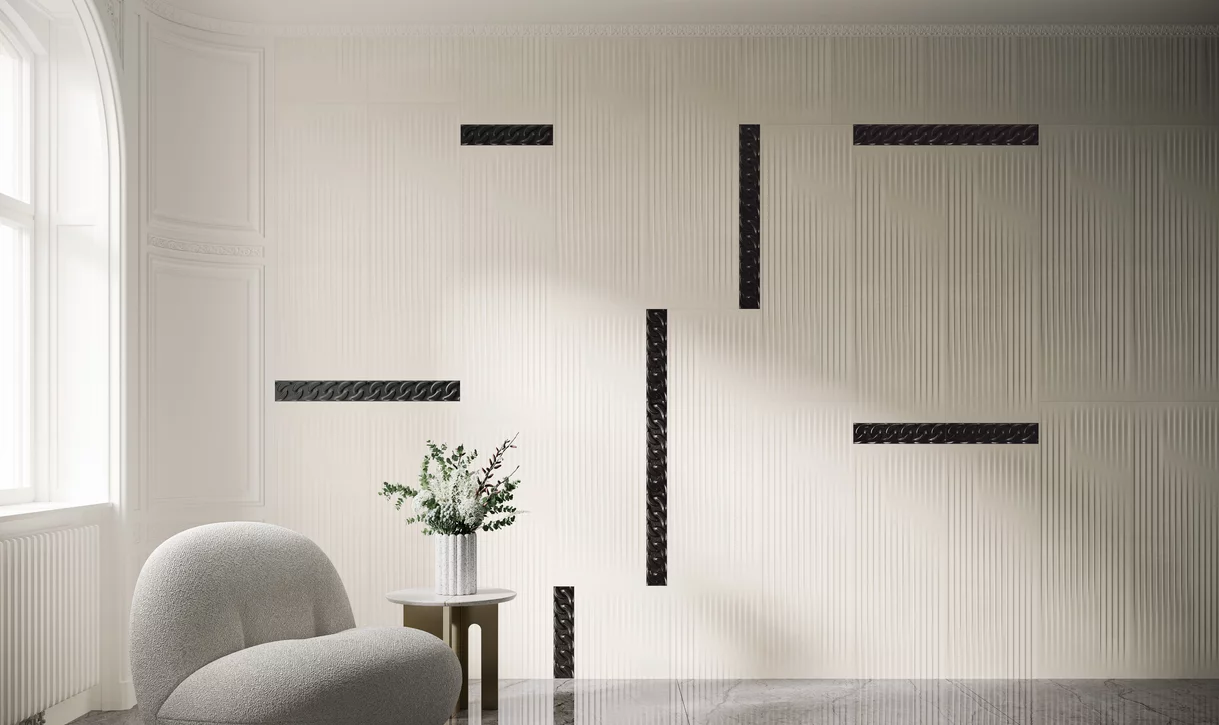 Minimalistyczne wnętrze z białymi płytkami ściennymi i czarnymi dekoracjami z kolekcji Cold Princess oraz marmurową podłogą.