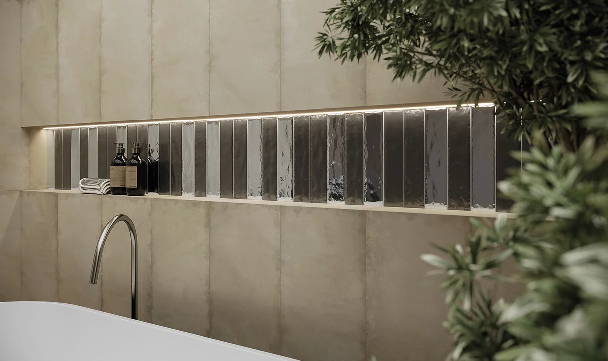 Nowoczesna łazienka z beżowymi płytkami imitującymi beton z kolekcji Comfort Place i srebrno-szarym dekoracyjnym pasem.