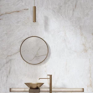 Jasna, elegancka łazienka z płytkami Cristal Champagne w stylu modern luxury. Biel z akcentami szarości i złota.