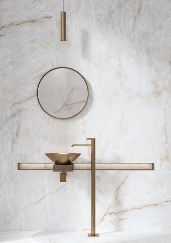 Jasna, elegancka łazienka z płytkami Cristal Champagne w stylu modern luxury. Biel z akcentami szarości i złota.