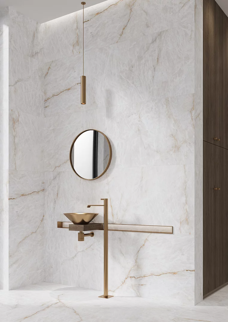 Stylowa łazienka w stylu modern luxury. Płytki Cristal Champagne w kolorze bieli przełamanej szarymi i złotymi żyłami.