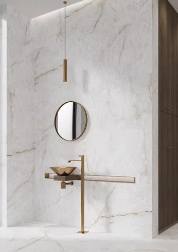 Stylowa łazienka w stylu modern luxury. Płytki Cristal Champagne w kolorze bieli przełamanej szarymi i złotymi żyłami.