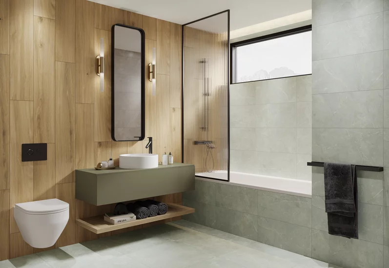 Nowoczesna łazienka z jasnoszarymi płytkami inspirowanymi kamieniem z kolekcji Fillstone i drewnopodobnymi płytkami na ścianie.