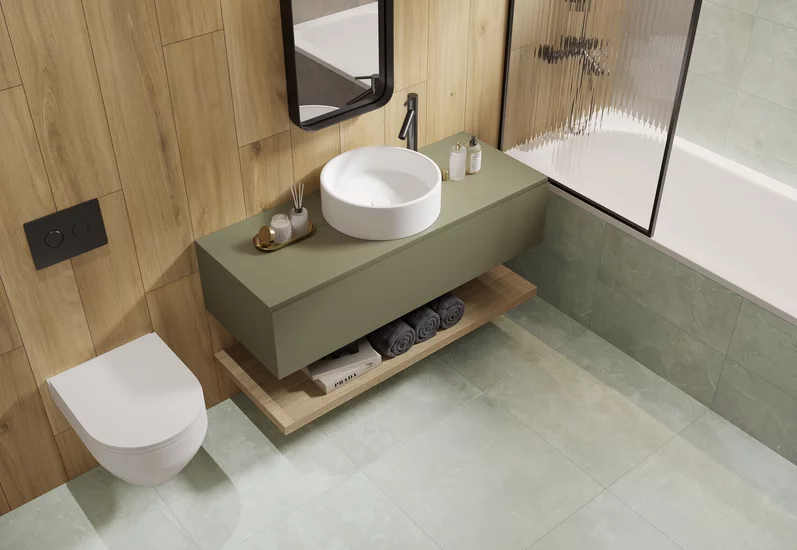 Nowoczesna łazienka z płytkami inspirowanymi kamieniem z kolekcji Fillstone i drewnopodobnymi płytkami na ścianach.