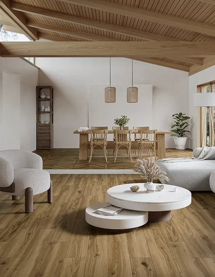 Przestronny salon i jadalnia z podłogą z płytek drewnopodobnych z kolekcji Freeland i drewnianymi meblami.