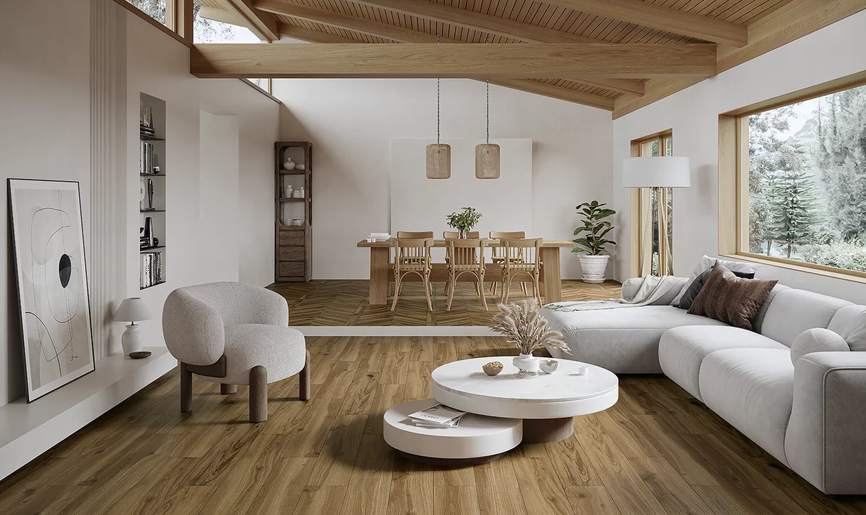 Przestronny salon i jadalnia z podłogą z płytek drewnopodobnych z kolekcji Freeland i drewnianymi meblami.