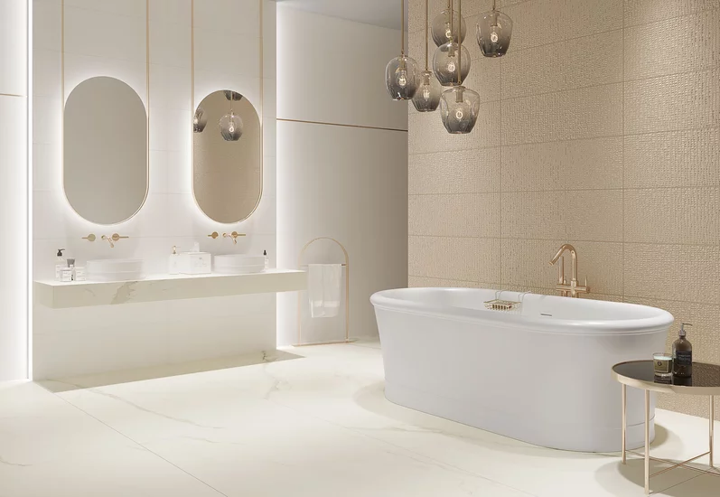 Minimalistyczna łazienka ze strukturalnymi płytkami ściennymi z kolekcji Golden Hills oraz dużymi marmurowymi płytkami podłogowymi.