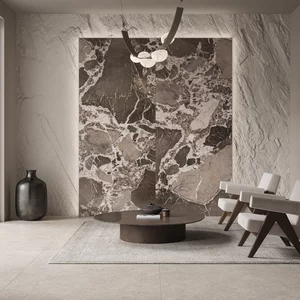 Nowoczesne wnętrze z dekoracyjną ścianą z płytek Grand Champagne, designerskimi fotelami i okrągłym stolikiem.