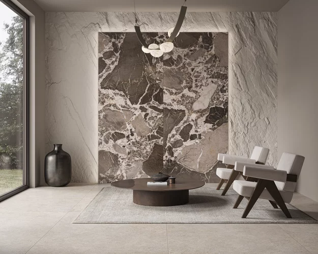 Minimalistyczny salon z marmurowymi płytkami inspirowanymi kamieniem z kolekcji Grand Champagne oraz strukturalną ścianą.