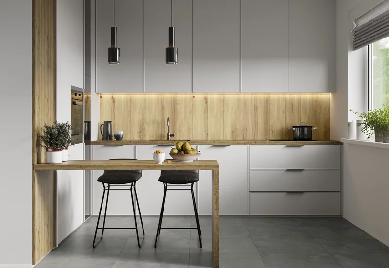 Nowoczesna kuchnia z płytkami drewnopodobnymi z kolekcji Greatwood na ścianie oraz matową szarą podłogą.