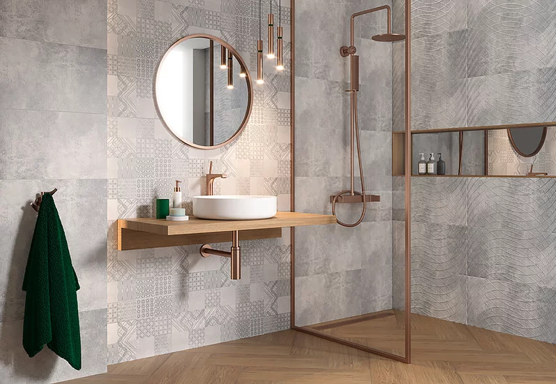 Nowoczesna łazienka ze strukturalnymi i dekoracyjnymi płytkami z kolekcji Harmony oraz drewnianym blatem łazienkowym.