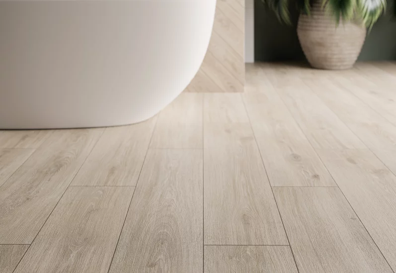 Nowoczesna łazienka z drewnopodobnymi płytkami z kolekcji Heartwood i zieloną rośliną.