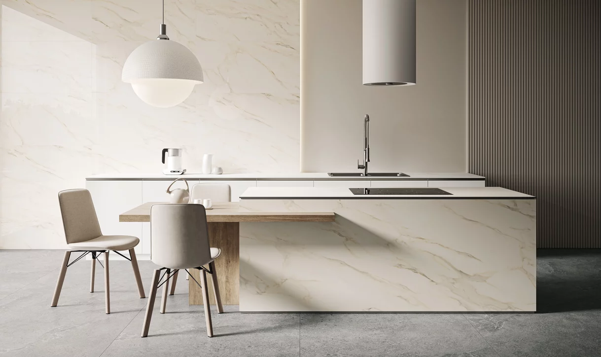 Nowoczesna kuchnia z marmurowymi i szarymi płytkami inspirowanymi kamieniem z kolekcji Horizon oraz drewnianymi akcentami.
