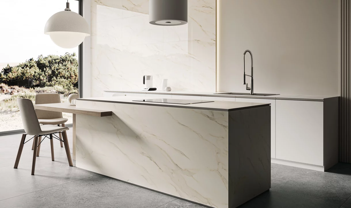 Nowoczesna kuchnia z marmurowymi płytkami z kolekcji Horizon na wyspie i ścianie oraz betonową podłogą.