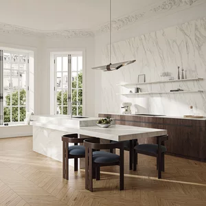 Nowoczesna kuchnia z marmurowymi płytkami z kolekcji Horizon Tri-D i drewnopodobną podłogą.