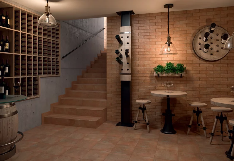 Przytulna piwnica z terakotowymi płytkami klinkierowymi z kolekcji Ilario oraz winami.