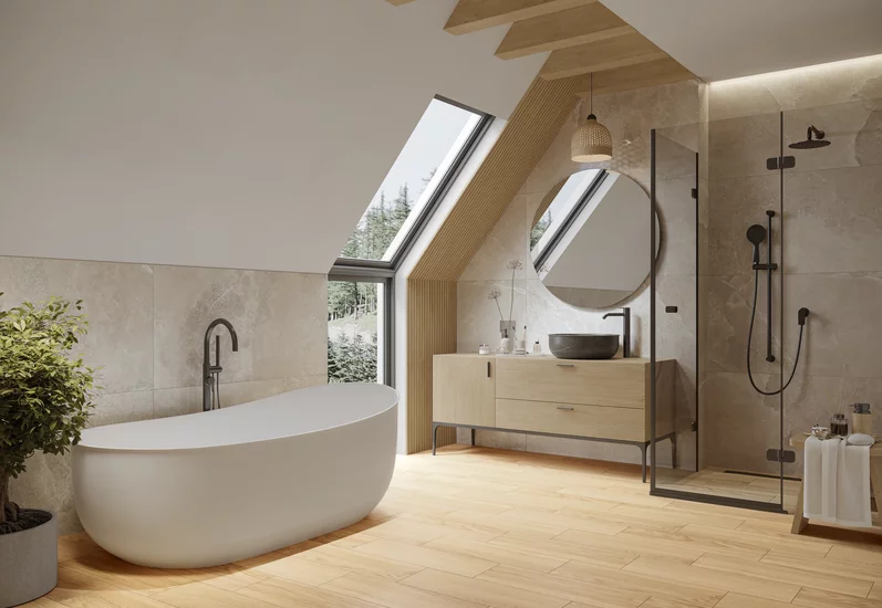 Elegancka łazienka z jasnymi płytkami z kolekcji Lovstone i drewnopodobną podłogą.